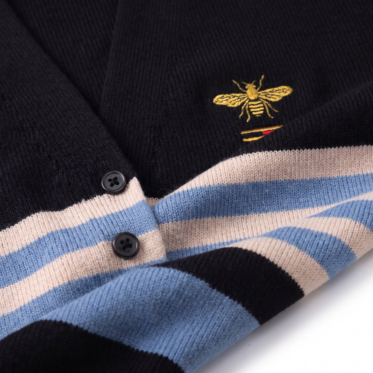 Cardigan für Herren mit Muster: Gestreifte Strickjacke richtig kombinieren