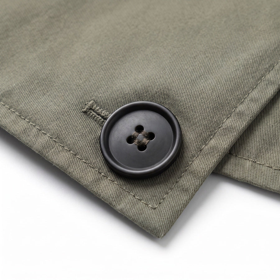 Korte trenchcoat dames met riem dragen: open, gestrikt, geknoopt