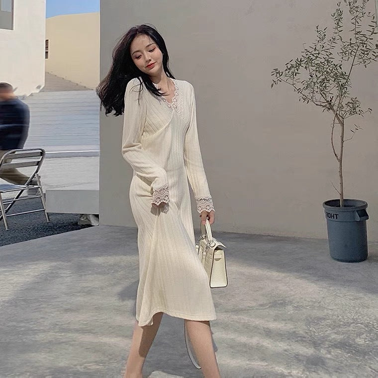 Strickkleid mit Spitzendetails im Retro-Look