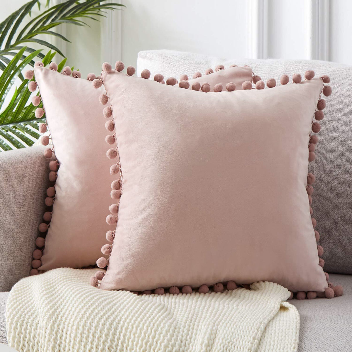 Samt-Kissenbezug mit Bommeln 45 x 45 cm – Rosa