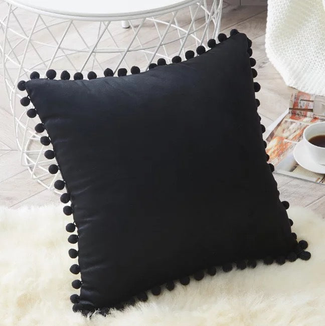 Samt-Kissenbezug mit Bommeln 45 x 45 cm – Schwarz