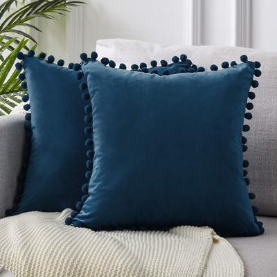 Samt-Kissenbezug mit Bommeln 45 x 45 cm – Marineblau