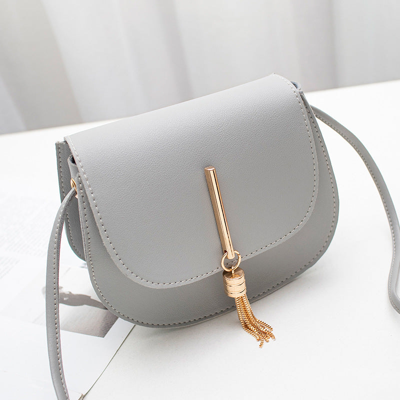 Runde Schultertasche mit Quaste