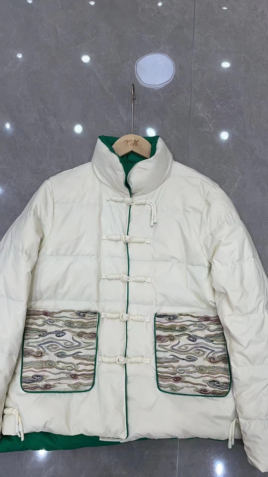 Kurze Steppjacke Damen mit Stickerei – Weiß