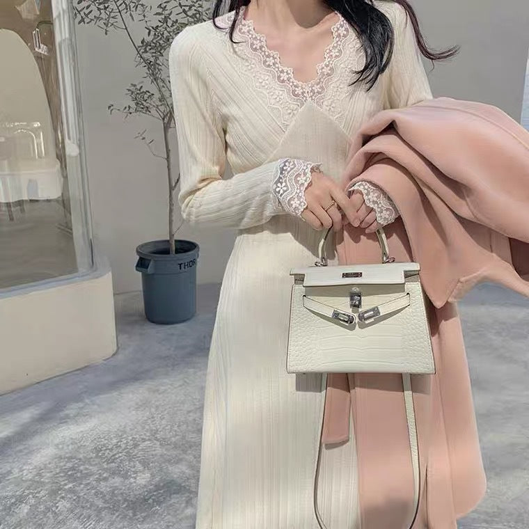 Strickkleid mit Spitzendetails im Retro-Look