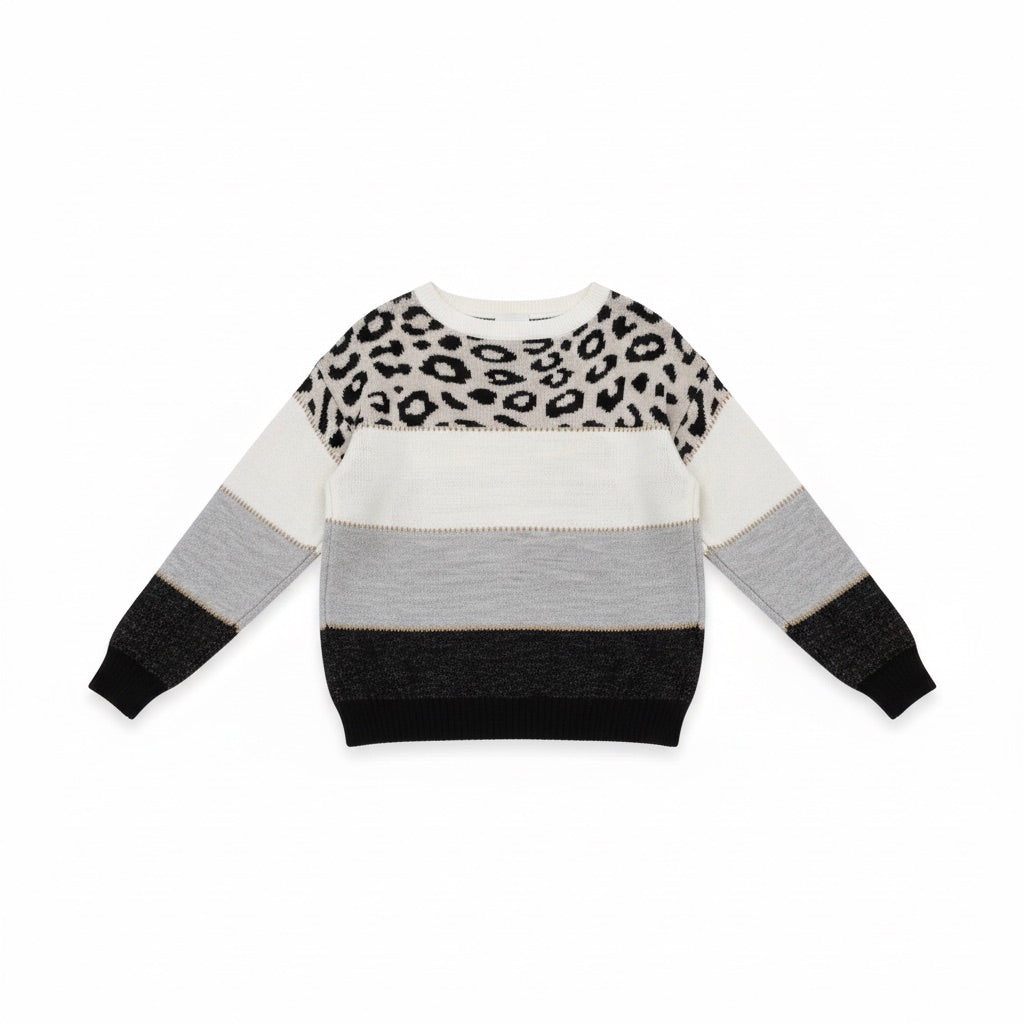 Strickpullover Damen mit Leomuster – Colour-Block – Flatlay