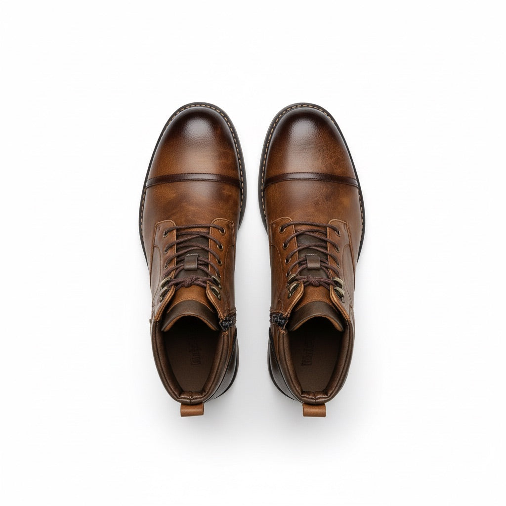 Schnürboots Herren mit Kappe – Stiefeletten in Vintage-Optik – Flatlay