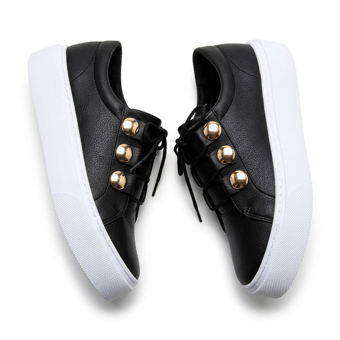 Plateau Sneaker Damen mit Nieten – Schnürschuhe in Lederoptik – Vorderansicht