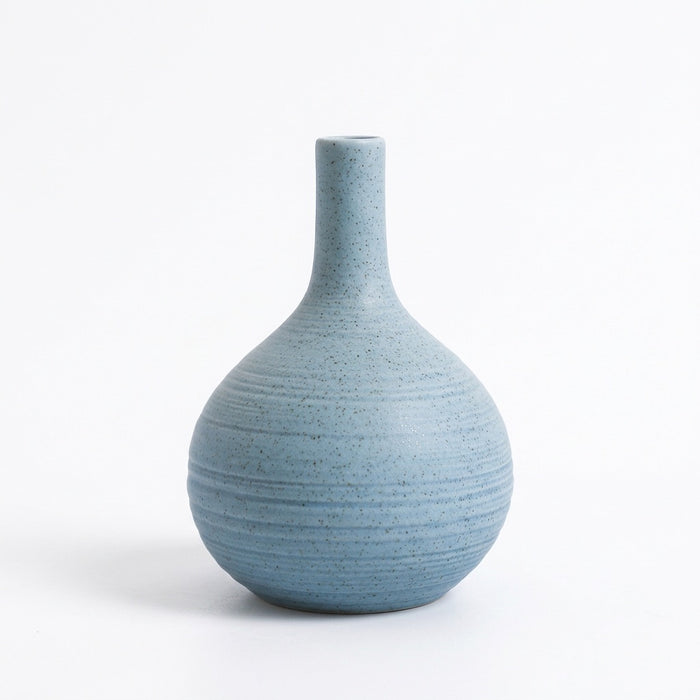 Vase aus Porzellan in Blau – kleine Blumenvase im Nordic-Stil – Vorderansicht